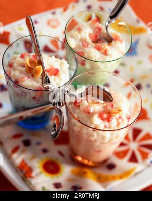 Riz au lait aux amandes et de grenadiers Banque D'Images