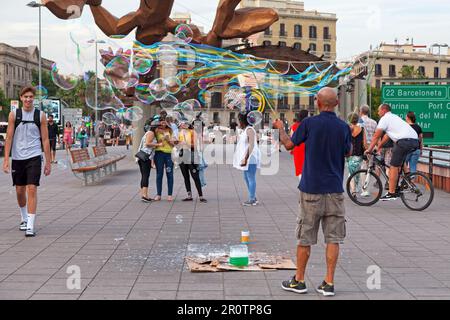 Barcelone, Espagne - 08 juin 2018: Homme faisant des bulles de savon près de la marina. Banque D'Images