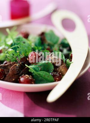 Mesclun, salade de foie de volaille et de cerise Banque D'Images