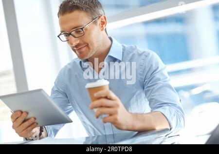 Homme de la recherche, d'entreprise ou d'affaires avec tablette planifiant un examen financier dans un hall d'aéroport avant de voyager tout en prenant un café. PDG à propos de Banque D'Images