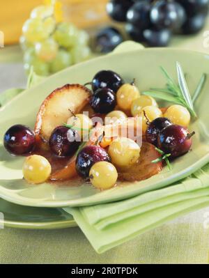 Poêlée de pommes et raisins avec Rosemary Banque D'Images