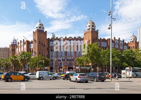 Barcelone, Espagne - 08 juin 2018: Voitures passant par El Monumento. Banque D'Images