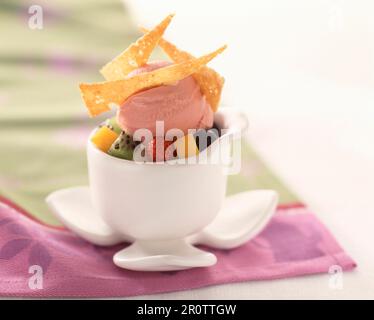 salade de fruits, glace aux fraises et triangle de la noix de pin Banque D'Images