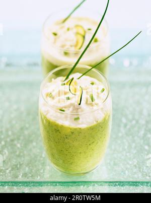 Soupe de courgettes glacées Banque D'Images