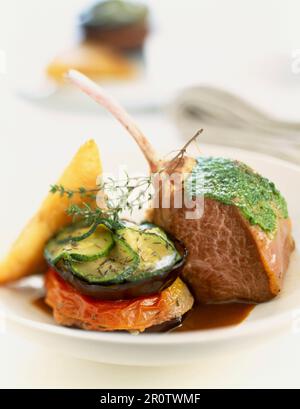 Côtelettes d'agneau aux herbes et Tian de légumes Banque D'Images