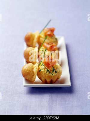 Brioches farcies avec des œufs brouillés et du saumon Banque D'Images