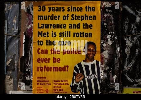 Londres, Royaume-Uni. 05th mai 2023. Une affiche de Stephen Lawrence, un élève assassiné, est vue à Peckham. L'homme de 18 ans a été poignardé à mort lors d'une attaque non provoquée par une bande de jeunes blancs alors qu'il attendait un arrêt d'autobus à Eltham, dans le sud-est de Londres, avec son ami Duwayne Brooks le 22 avril 1993. (Photo de Thabo Jaiyesimi/SOPA Images/Sipa USA) crédit: SIPA USA/Alay Live News Banque D'Images