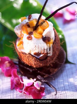 Glace à la noix de coco aux fruits exotiques Banque D'Images