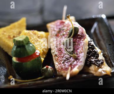 Filets de palets grillés à la polenta et au courgettes rondes Banque D'Images