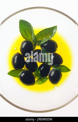 Olives noires dans l'huile Banque D'Images
