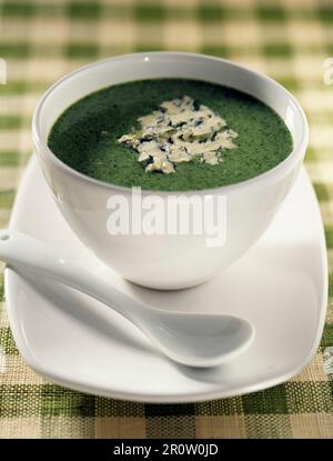 Le brocoli et soupe au fromage bleu de Bresse Banque D'Images