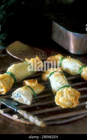 Petits pains à pâtisserie remplis de fromage de chèvre et de cailloux attachés à la ciboulette Banque D'Images