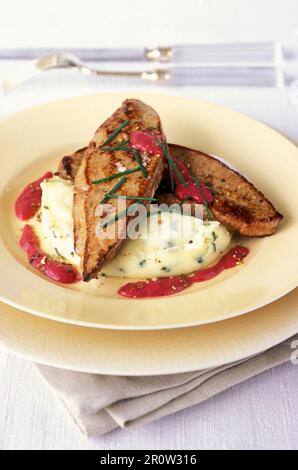 Foie de poulet frit sur une purée de pommes de terre avec une sauce aigre-douce Banque D'Images