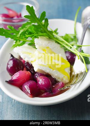 Petits oignons rouges confits, feta et roquette Banque D'Images