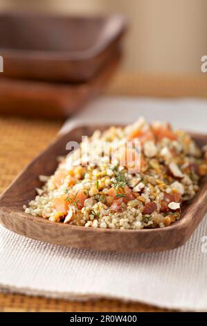 Tabbouleh de quinoa au saumon et aux noisettes Banque D'Images