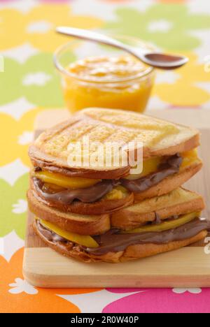 Sandwich grillé au chocolat et à la mangue Banque D'Images