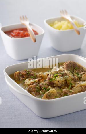 Curry d'agneau avec riz au safran et chutney de tomates Banque D'Images