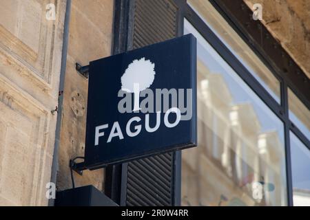 Bordeaux , Aquitaine France - 04 17 2023 : texte et logo de la marque Faguo façade mur entrée magasin de vêtements Banque D'Images