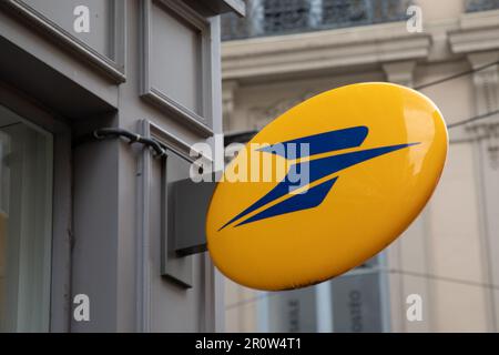 Bordeaux , Aquitaine France - 05 09 2023 : la poste affiche et logo marque mur façade relais chaîne de poste bureau français Banque D'Images