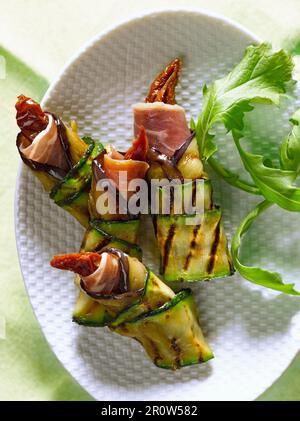 Les aubergines,les courgettes,jambon cru et tomate confite rolls Banque D'Images