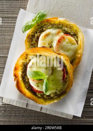 La tomate, mozzarella et pesto tartelettes Banque D'Images