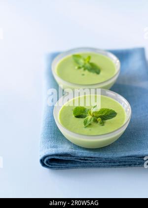 Soupe à la crème de pois et de menthe Banque D'Images