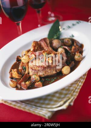 Côtelette de veau poêlée avec chanterelles, petits oignons et dés de bacon Banque D'Images