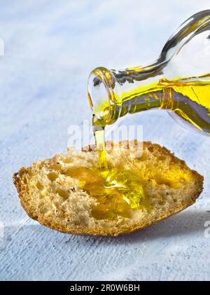 Versez de l'huile sur un morceau de pain Banque D'Images