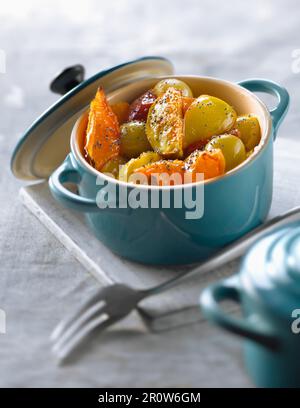 Cocotte de fruits d'été avec du beurre salé Banque D'Images