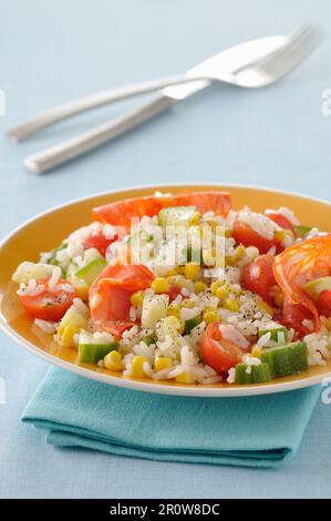 Riz à grain long, chorizo, maïs, concombre et salade de tomates Banque D'Images