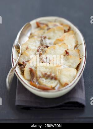 Plat au fromage Comté de canard et céleri-rave Banque D'Images