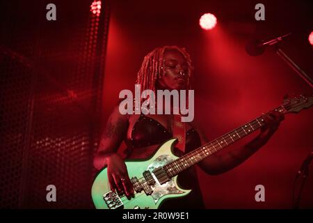 Toronto, Canada. 09th mai 2023. Gina Ramirez joue une basse verte, avec des tresses rouges ornées de perles, et des piercings faciaux, portant un soutien-gorge en cuir crédit: Bobby Singh/Alay Live News Banque D'Images