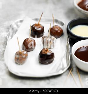 Trois bonbons à la pruneau au chocolat Banque D'Images