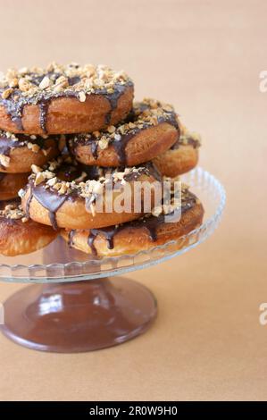 Beignets enrobés de chocolat et de pistaches Banque D'Images