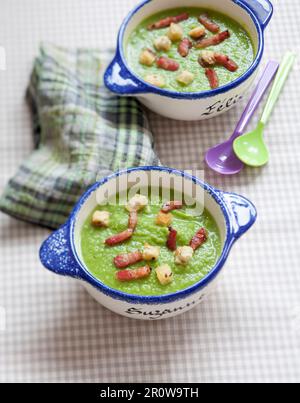 Soupe à la crème de pois pour les enfants Banque D'Images