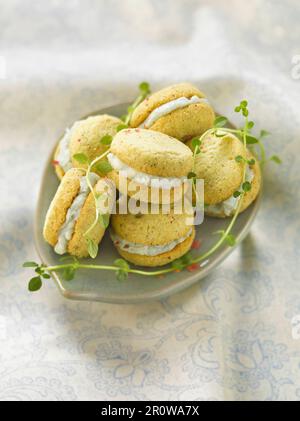 Biscuits au thym et au poivre rose remplis de crème roquefort Banque D'Images