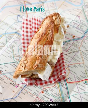 Sandwich Camembert sur un plan du métro Parisien Banque D'Images