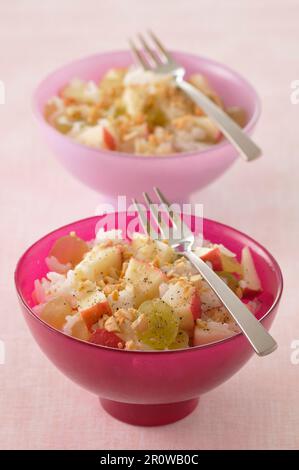 Salade de riz à grain long avec des pommes noisettes et raisins secs, Banque D'Images