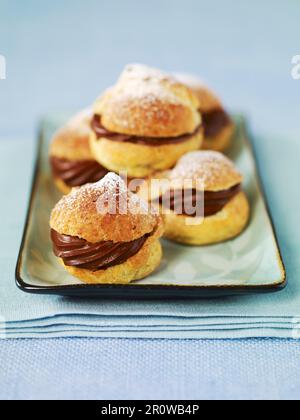 Profiteroles au chocolat Banque D'Images