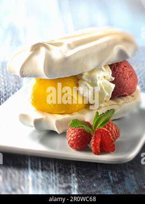 Sandwich meringue sorbet framboise-mangue Banque D'Images