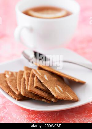 Cannelle et de minces tranches de biscuits aux amandes, une tasse de café Banque D'Images