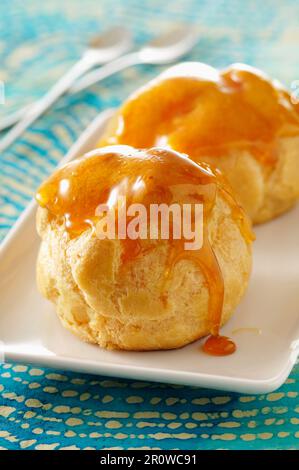 Profiteroles enrobées de caramel Banque D'Images