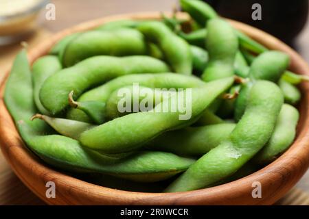 Bol contenant des haricots verts en forme d'edamame dans des dosettes, gros plan Banque D'Images