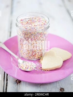 Pot de sucre multicolores gouttes et shortbread cookies Banque D'Images