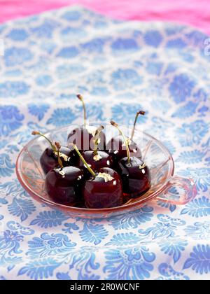 Cerises enrobées de caramel et de flocons dorés Banque D'Images