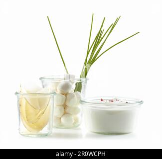 Pommes de terre finement tranchées, petites boules de mozzarella et un bol de fromage blanc Banque D'Images