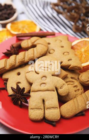 Différents biscuits savoureux et épices sur l'assiette, gros plan Banque D'Images