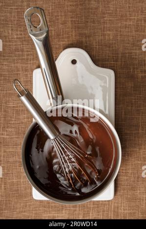 La casserole de chocolat fondu Banque D'Images