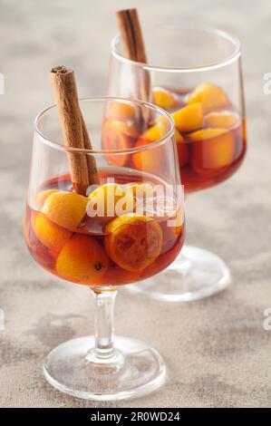 À saveur de cannelle kumquats au vin rouge Banque D'Images