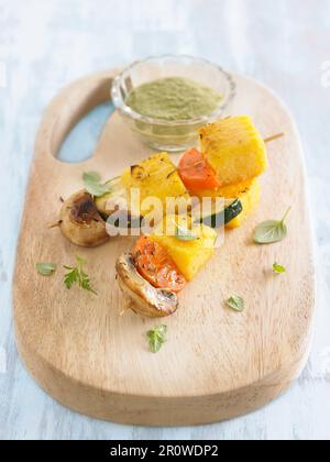 Brochettes de polenta et légumes avec sauce pesto Banque D'Images